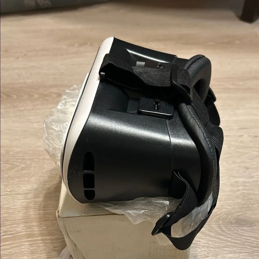 VeeR Virtual Reality Headset - White and Black